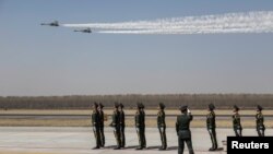 中国空军两架歼-11战机在辽宁沈阳一个机场低空飞行飞过一队中国士兵。 (2019年4月3日)