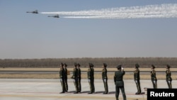 中国空军两架歼-11战机飞越辽宁沈阳一个机场(路透社2019年4月3日转发)