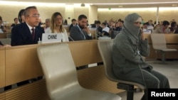 中国新疆维吾尔自治区副主席吐尼亚孜(左一)2019年6月25日在日内瓦的联合国人权理事会第41届会议上为中国当局在新疆设立再教育营辩护。