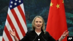 时任美国国务卿的希拉里·克林顿在北京人民大会堂与中国外长杨洁篪举行联合记者会。(资料照片)