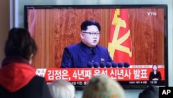 韩国人通过电视观看有关朝鲜领导人金正恩发表新年致辞的新闻。(2016年1月1日)