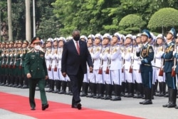 美防长奥斯汀与越南防长潘文江在河内检阅越南三军仪仗队。(2021年7月29日)