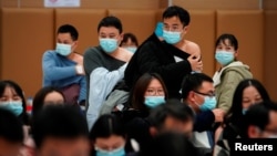 上海一个新冠疫苗接种站里站着几个刚刚接种的人。(2021年1月19日)