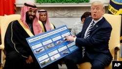 Президент США Дональд Трамп тримає таблицю з переліком укладених угод з продажу американської зброї Саудівській Аравії