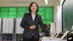 台湾总统蔡英文在新北市投出她的一票。(2020年1月11日)