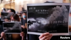香港民众在铜锣湾集会举牌抗议10月1日港警开枪实弹射中一名中学生。(2019年10月2日)