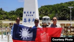 台湾三名立法委员陈镇湘,林郁方,詹凯臣(从左至右)登上太平岛