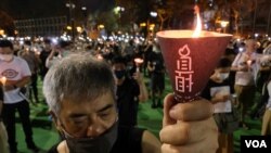 香港理工大学应用社会科学系前助理教授钟剑华表示,香港人对六四事件的记忆不容易被清洗,他相信支联会解散之后,每年六四悼念的烛光会由维园散落全球。(美国之音汤惠芸)
