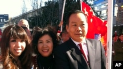 在这张由胡炜升女儿公布的照片中,奔走于中美两国的商人胡炜升与妻子和女儿一道欢迎时任中国国家副主席的习近平访问洛杉矶。(资料照)