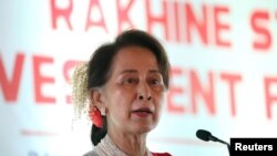 ငပလီကမ်းခြေမှာ ကျင်းပတဲ့ ရခိုင်ပြည်နယ် ရင်းနှီးမြှုပ်နှံမှု ပွဲတော်မှာ ဒေါ်အောင်ဆန်းစုကြည် မိန့်ခွန်းပြောကြားစဉ်။