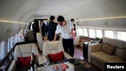 中国上海虹桥机场展出的波音商业BBJ 777 喷气机 (2014年4月15日)