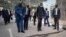 Mokonzi ya RDC Félix Tshisekedi (CG) na mokonzi ya Rwanda Paul Kagame (CD) bazali kotala bokabwani ya mabele bowuti na boningani bolandaki botumboki ya volcan Nyiragongo, Rubavu, Randa, 25 sanza ya motoba 2021.