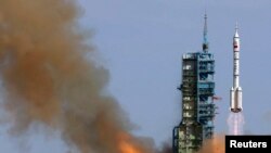 中国发射神舟10号太空船(2013年6月11日)。中国一些民企在神舟10号太空船等高端军工项目中发挥了重要作用