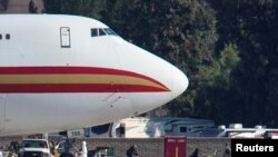 撤离武汉的美国公民2020年1月29日抵达洛杉矶附近的马奇后备役空军基地(路透社)