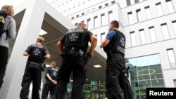 资料照片:警察守卫在俄罗斯反对派领袖纳瓦尔尼接受治疗的柏林医院外。(2020年8月22日)