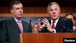 Ketua panel dari faksi Republik, Senator Richard Burr (kanan) memberi keterangan kepada media, didampingi Senator Mark Warner (kiri), ketua panel dari faksi Demokrat.