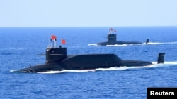 中国海军一艘094A型晋级弹道导弹核潜艇在南中国海参加海军检阅。(2018年4月12日)