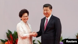 香港新特首林郑月娥2017年7月1日在香港主权移交20周年之际宣誓就职后,与中国国家主席习近平握手。