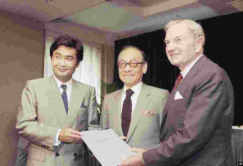 1989年9月12日,大卫·洛克菲勒(右)和日本艺术协会副主席站在美籍华人建筑师贝聿铭(中)两侧。当时贝聿铭荣获“日本高松宮殿下記念世界文化賞”的「建築終身成就獎」,包括奖章和10万美元。大卫·洛克菲勒是这个奖的国际顾问团成员