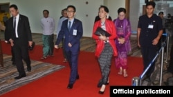 နိုင်ငံတော်၏အတိုင်ပင်ခံပုဂ္ဂိုလ် ဒေါ်အောင်ဆန်းစုကြည် ဘေဂျင်းမြို့တော်ကို ထွက်ခွာ ( သတင်းဓာတ်ပုံ- နိုင်ငံတော်အတိုင်ပင်ခံရုံး)