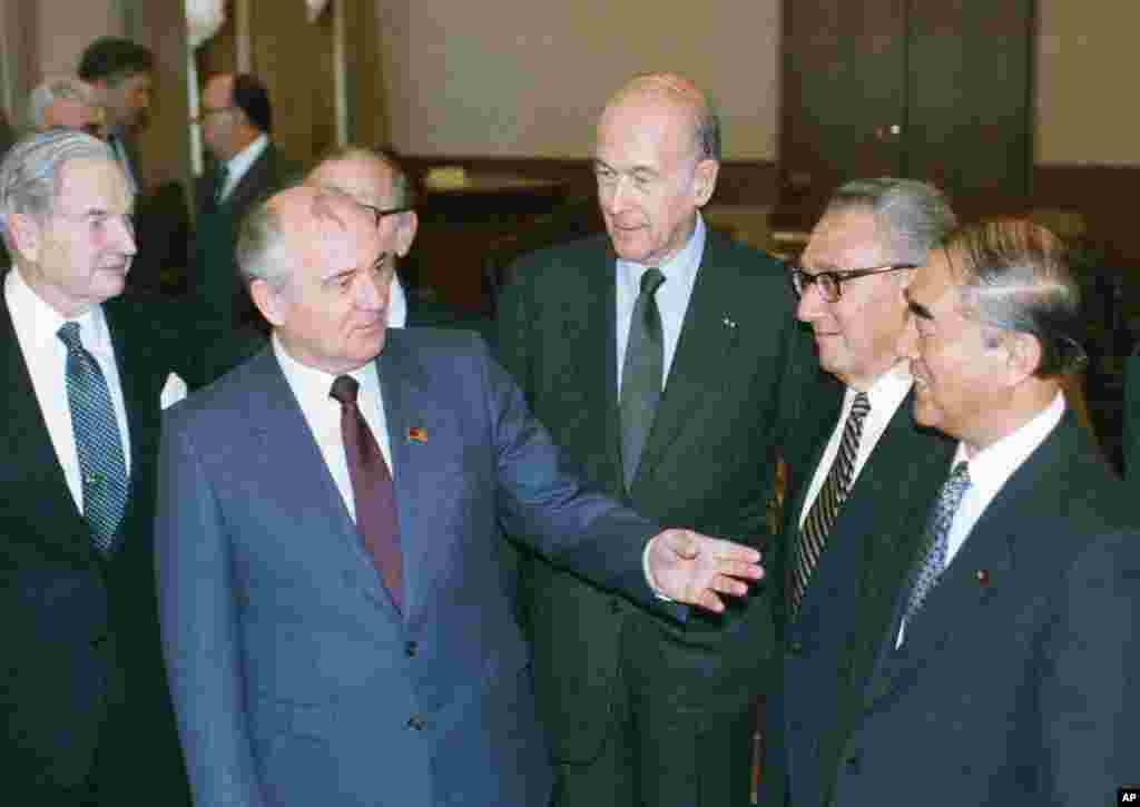 1989年1月18日,苏联领导人戈尔巴乔夫和三边委员会成员:法国前总统吉斯卡尔·德斯坦,美国前国务卿基辛格和日本前首相中曾根康弘。左侧站着大卫·洛克菲勒