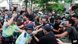 香港反水货客示威者7月13日与警方发生冲突。图片来源:美联社