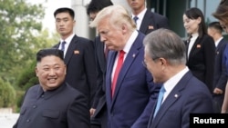 特朗普总统和金正恩、文在寅星期天6月30日离开非军事区。图片来源:路透社