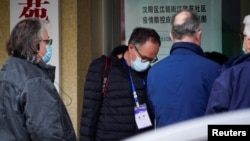 世卫组织新冠病毒源头调查组成员星期四视察武汉汉阳区江欣苑社区。 (2021年2月3日)