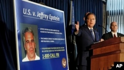 联邦检察官对亿万富翁爱泼斯坦提出性交易的起诉,纽约南区联邦检察官伯曼在记者会上讲话。(2019年7月8日)