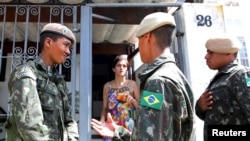 在巴西圣保罗的士兵正在进行埃及伊蚊的检查,从而防止寨卡病毒的传播(2016年2月1日)