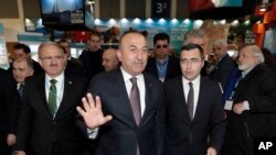 Міністр закордонних справ Туреччини Мевлют Чавушоглу (ц)