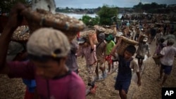 မြန်မာနိုင်ငံထဲက ကလေးလုပ်သားများ Photo -AP (ယခင်ပုံဟောင်း)