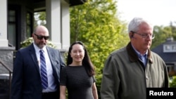 加拿大不列颠哥伦比亚省温哥华,华为首席财务官孟晚舟在私人保安的护卫下离开她的家(2019年5月8日)。