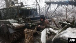 资料照片:乌克兰坦克兵在离巴赫穆特前线不远的地方参加军事演练。(2023年12月15日)