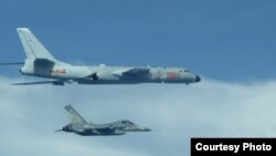 台湾战机在中国轰六机左边贴近飞行。(2017年7月20日) (台湾国防部提供)