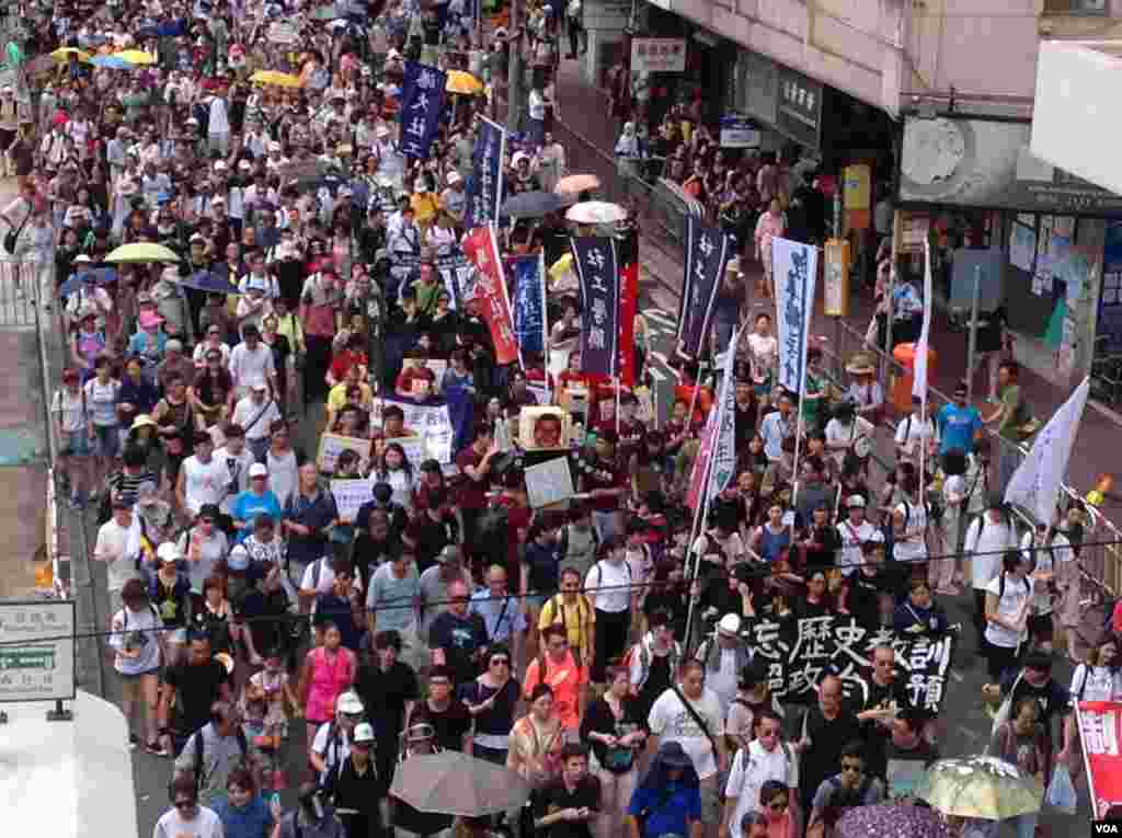 数万港人参加七一大游行誓言守护香港(美国之音海彦拍摄)