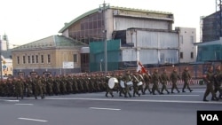 俄罗斯是否会派出实战部队参加北京阅兵引关注。5月4日阅兵彩排,俄军部队进入红场 (美国之音白桦)