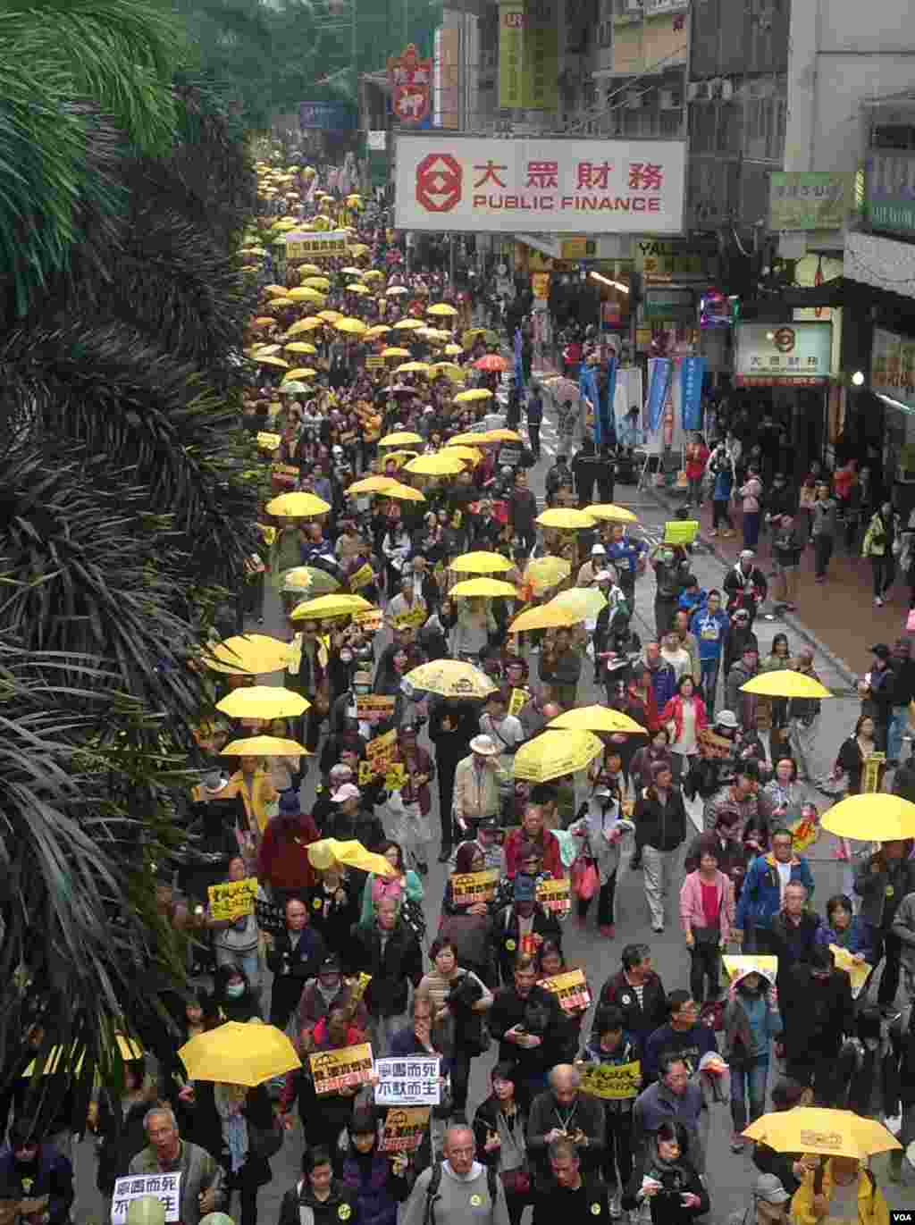 数万港人参与民阵争取真普选大游行(美国之音海彦拍摄)