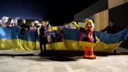 Біля "Камп Ноу" діаспора закликала зупинити Путіна Біля "Камп Ноу" діаспора закликала зупинити Путіна
