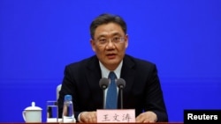 中国商务部长王文涛在中国国务院新闻办的发布会上讲话。(2021年2月24日)