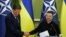 Президент України Володимир Зеленський і генеральний секретар НАТО Марк Рютте потискають один одному руки після пресконференції в Києві, 3 жовтня 2024 року. (Фото: REUTERS/Валентин Огіренко)