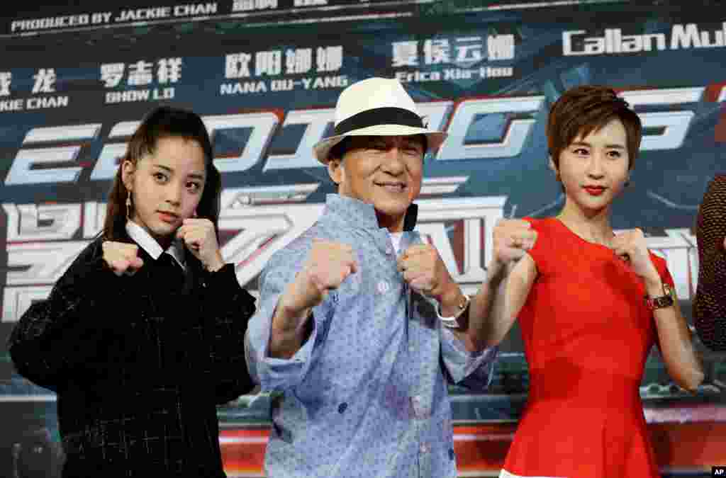 2016年7月28日,由成龙主演并监制的科幻动作大片《机器之血》(Bleeding Steel)在悉尼歌剧院举行开机发布会,成龙和台湾演员欧阳娜娜(左)、中国演员夏侯云姗在发布会上摆出武术姿势 。这是在澳大利亚拍摄的投资最大的中文电影制作。