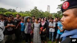 မလေးရှားနိုင်ငံမှာရှိတဲ့ ရိုဟင်ဂျာဒုက္ခသည်တွေကို UNHCR ရုံးရှေ့တွင်တွေ့ရစဉ်
