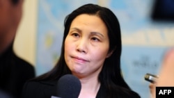 中国人权活动人士郭飞雄的妻子张青参加众议院外交关系委员会听证会前接受记者采访。 (2013年10月29日)