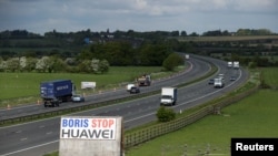 英国公路旁一个敦促约翰逊首相禁用华为的标语(路透社2020年5月1日)