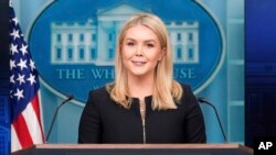 "Жодного рішення не було прийнято на теперішній час" - написала речниця Білого дому Керолайн Левітт про програми захисту українців від депортацій зі США