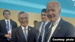 美国总统拜登与台湾APEC峰会代表林信义在秘鲁首都利马举行的APEC峰会期间握手短暂互动。(照片来源:台湾APEC代表团)