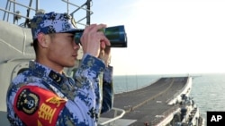 中国海军航空母舰“辽宁号”上的水兵。“辽宁号”2013年年底在南中国海进行了演练。(资料照)