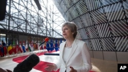 英国首相特蕾莎.梅在抵达欧盟峰会前接受媒体采访(2017年6月23日)