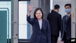 资料照片:在台湾总统府发布的这张相片中,台湾总统蔡英文2023年9月5日离开台湾出访前挥手致意。